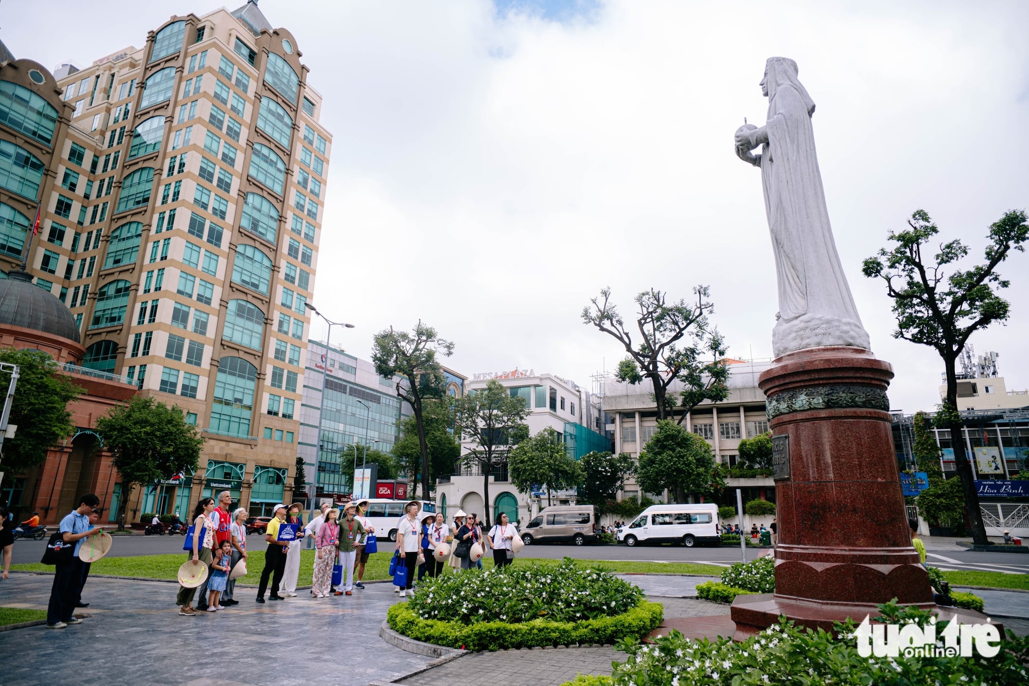 Foreign consuls explore Ho Chi Minh City's iconic landmarks on cultural walking tour- Ảnh 5.
