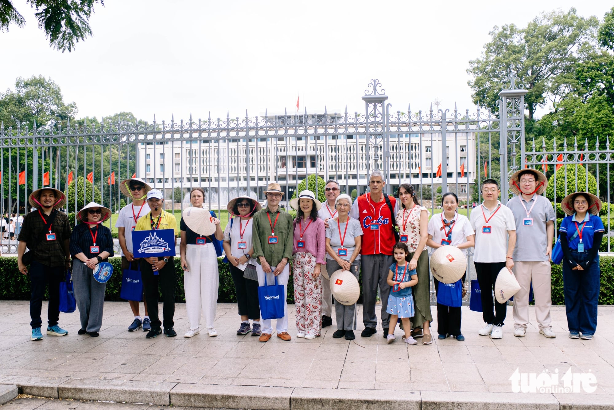 Foreign consuls explore Ho Chi Minh City's iconic landmarks on cultural walking tour- Ảnh 14.