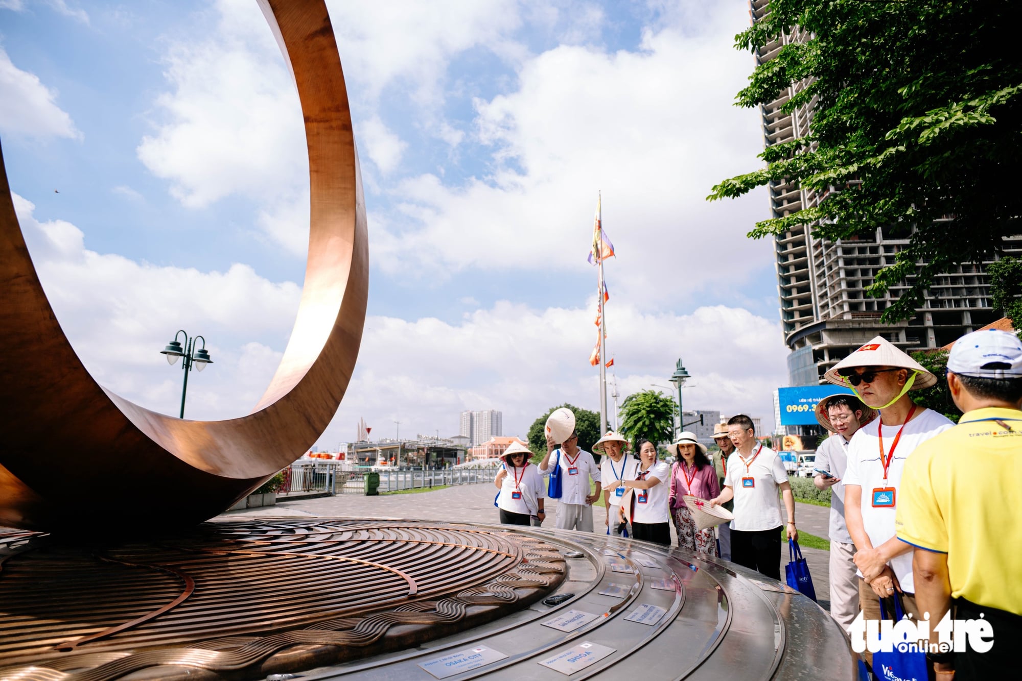 Foreign consuls explore Ho Chi Minh City's iconic landmarks on cultural walking tour- Ảnh 9.