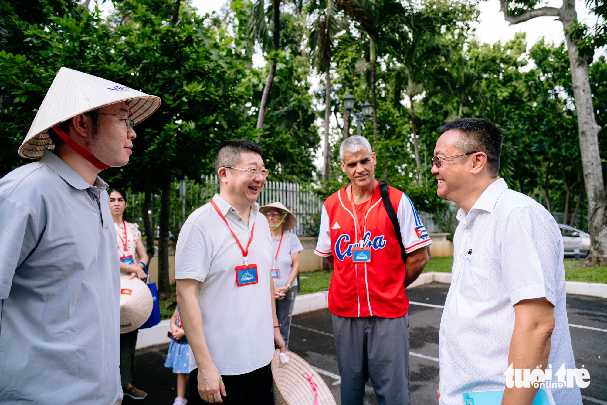 Foreign consuls explore Ho Chi Minh City's iconic landmarks on cultural walking tour- Ảnh 2.