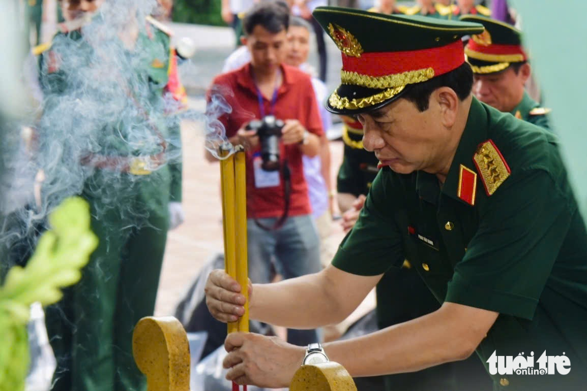Đại tướng Phan Văn Giang dâng hương tưởng niệm các anh hùng liệt sĩ tại công viên Lê Thị Riêng - Ảnh 1.