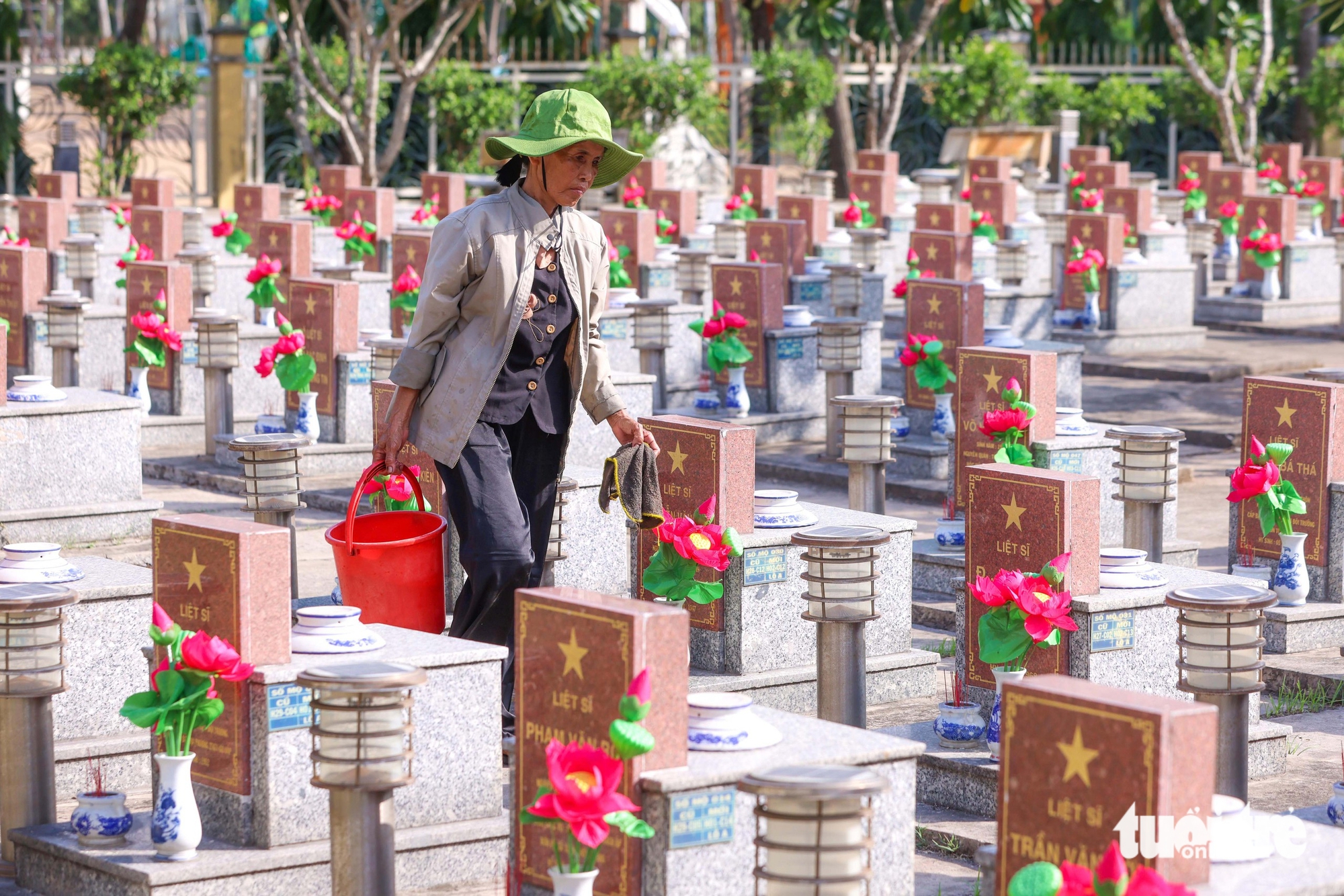 Người phụ nữ hơn 40 năm lặng thầm chăm lo những phần mộ liệt sĩ - Ảnh 2.