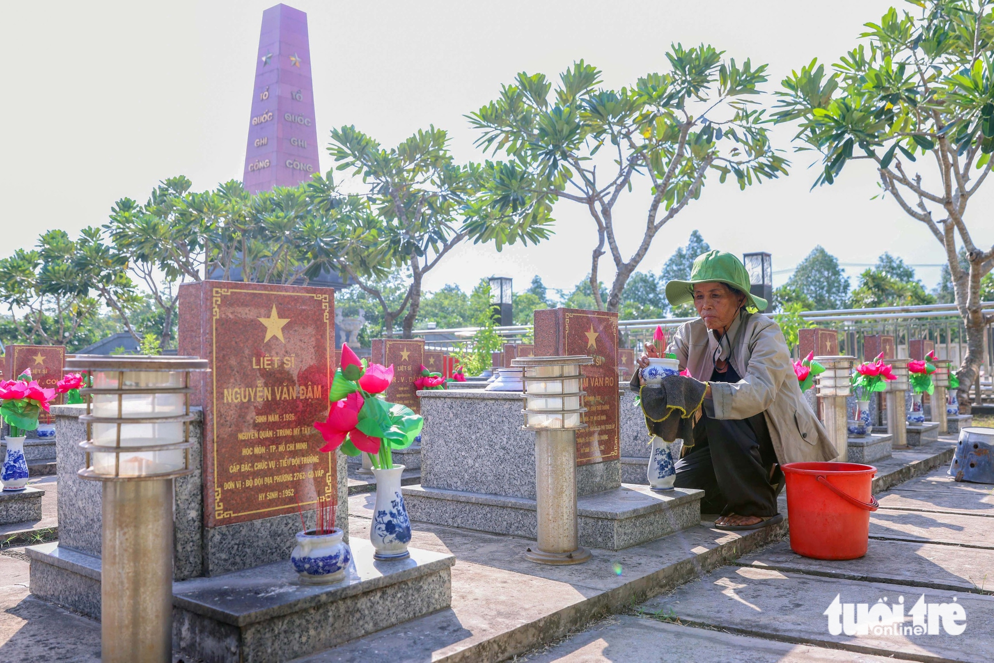 Người phụ nữ hơn 40 năm lặng thầm chăm lo những phần mộ liệt sĩ - Ảnh 5.