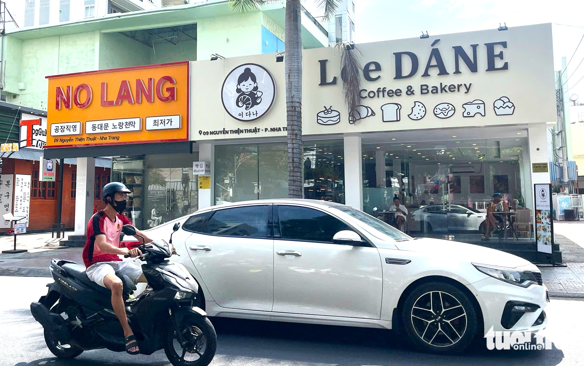 Loạn biển hiệu tiếng nước ngoài tại Nha Trang, khách Việt 'đau đầu' vừa xem vừa đón - Ảnh 1.