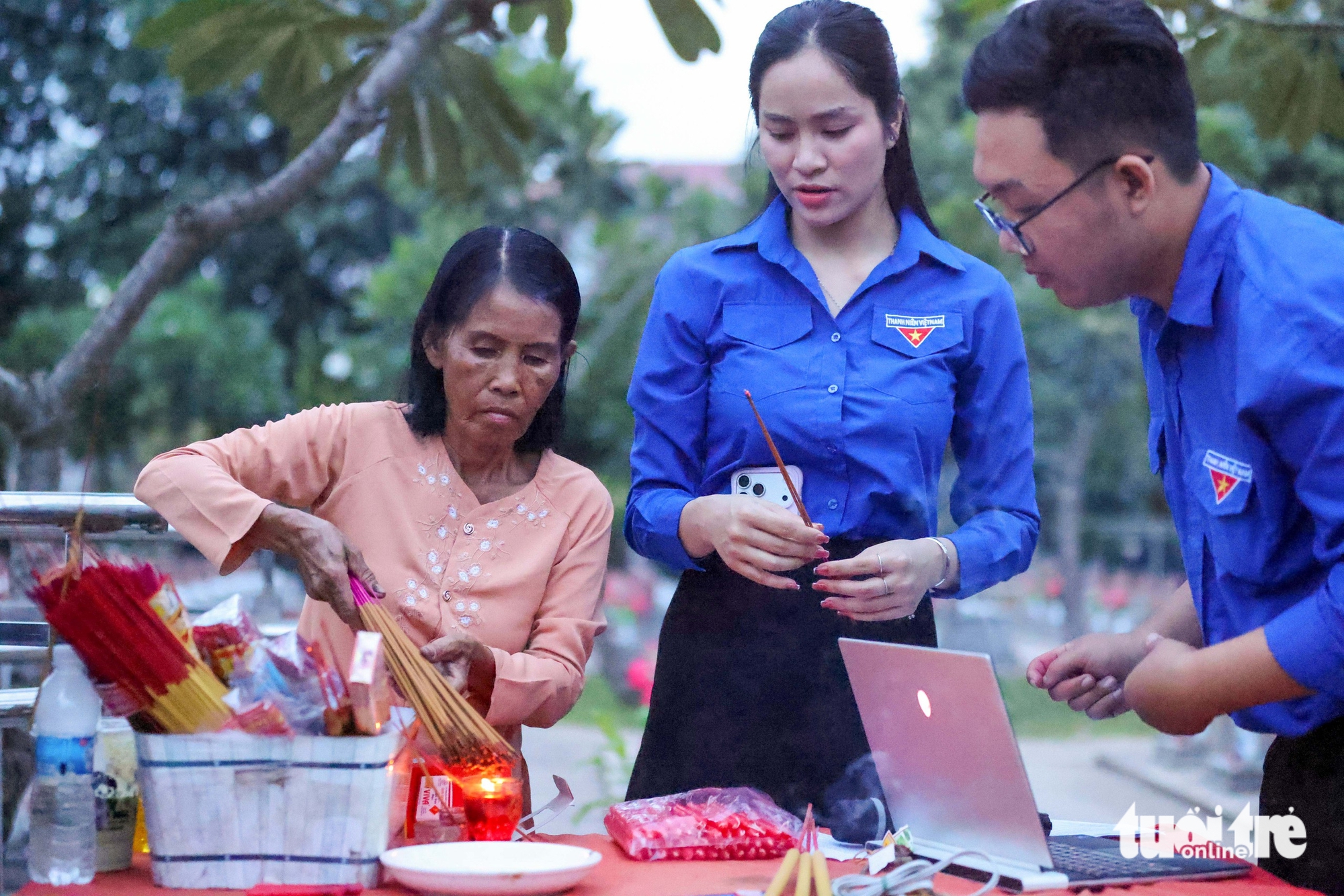 Người phụ nữ hơn 40 năm lặng thầm chăm lo những phần mộ liệt sĩ - Ảnh 13.