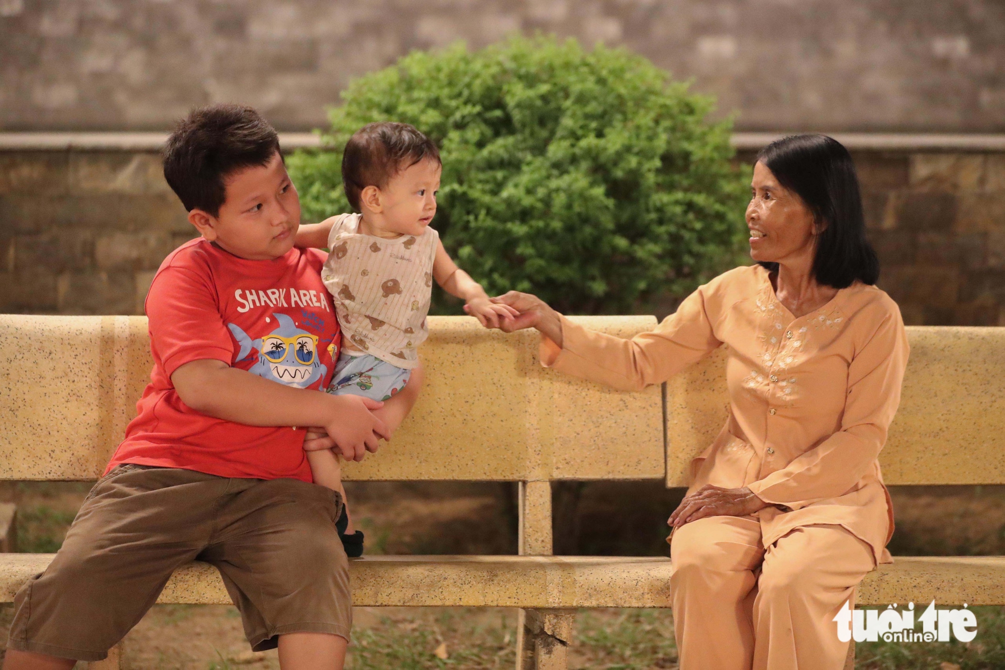 Người phụ nữ hơn 40 năm lặng thầm chăm lo những phần mộ liệt sĩ - Ảnh 15.