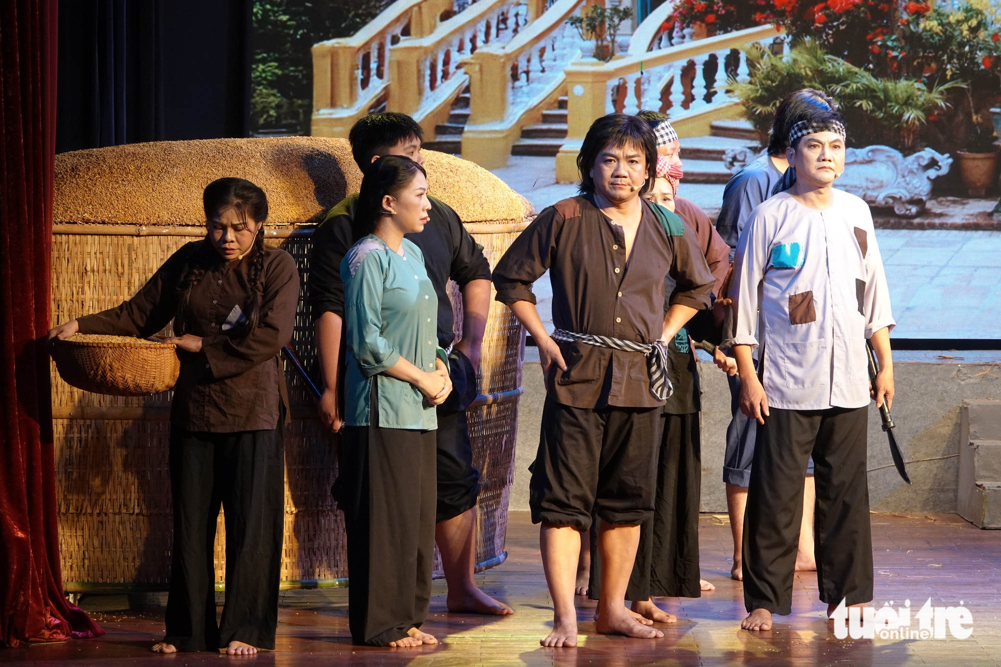 Vở cải lương Tiếng hò sông Hậu diễn phục vụ kỷ niệm Ngày Thương binh - Liệt sĩ tại An Giang - Ảnh 2.