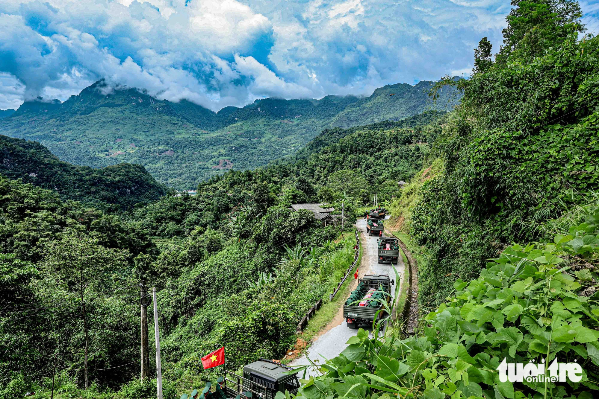 Dòng người đội nắng tiễn đưa 34 liệt sĩ rời chiến trường Vị Xuyên  - Ảnh 13.