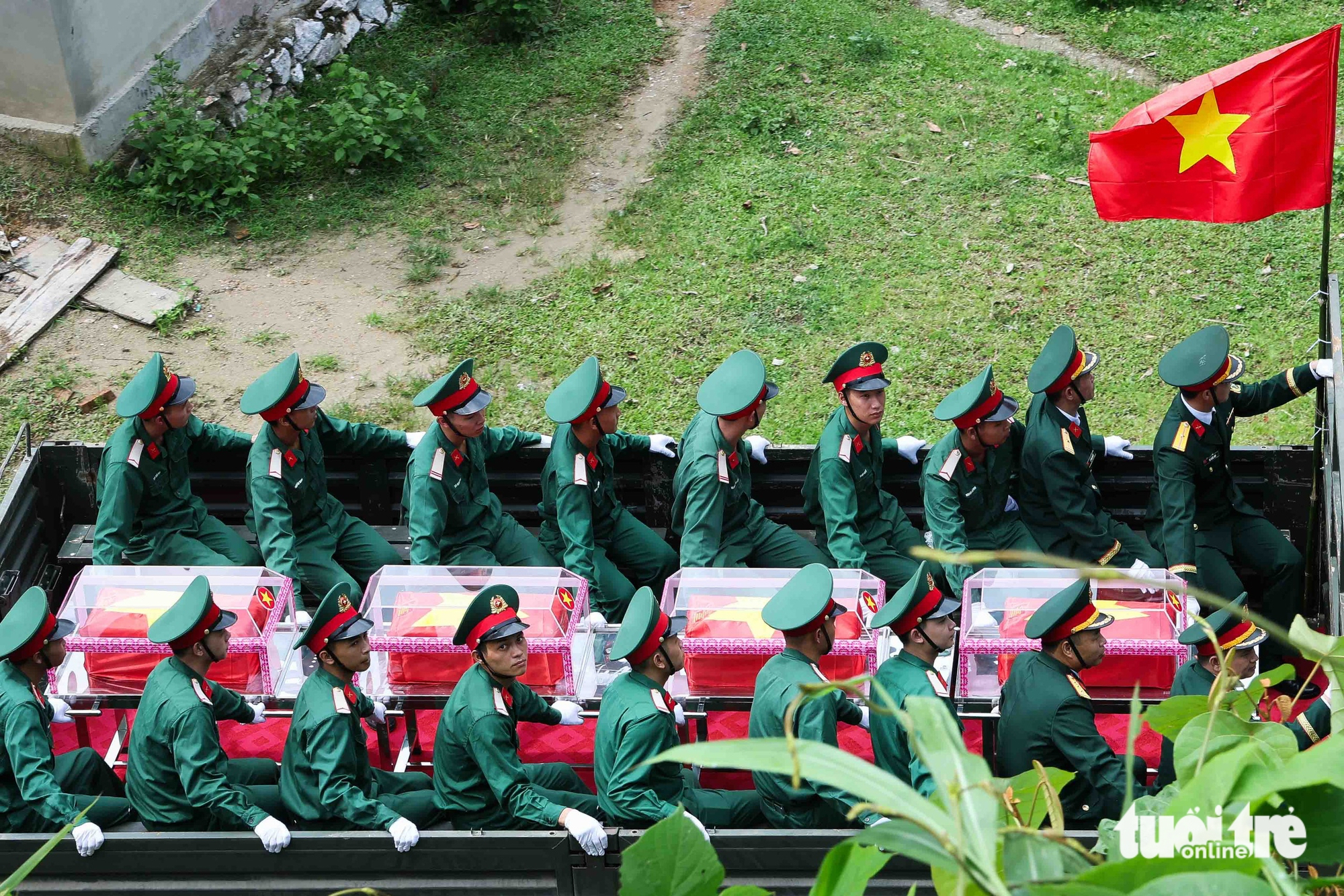 Dòng người đội nắng tiễn đưa 34 liệt sĩ rời chiến trường Vị Xuyên  - Ảnh 14.