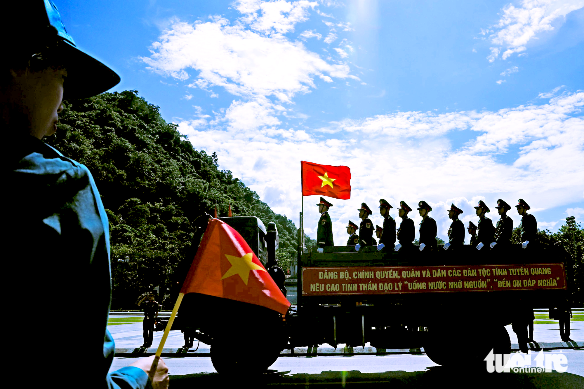 Dòng người đội nắng tiễn đưa 34 liệt sĩ rời chiến trường Vị Xuyên  - Ảnh 2.