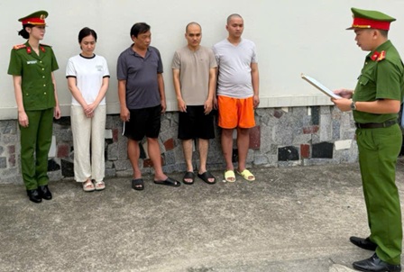 Diamonds and a test of market trust in Vietnam - Ảnh 1.