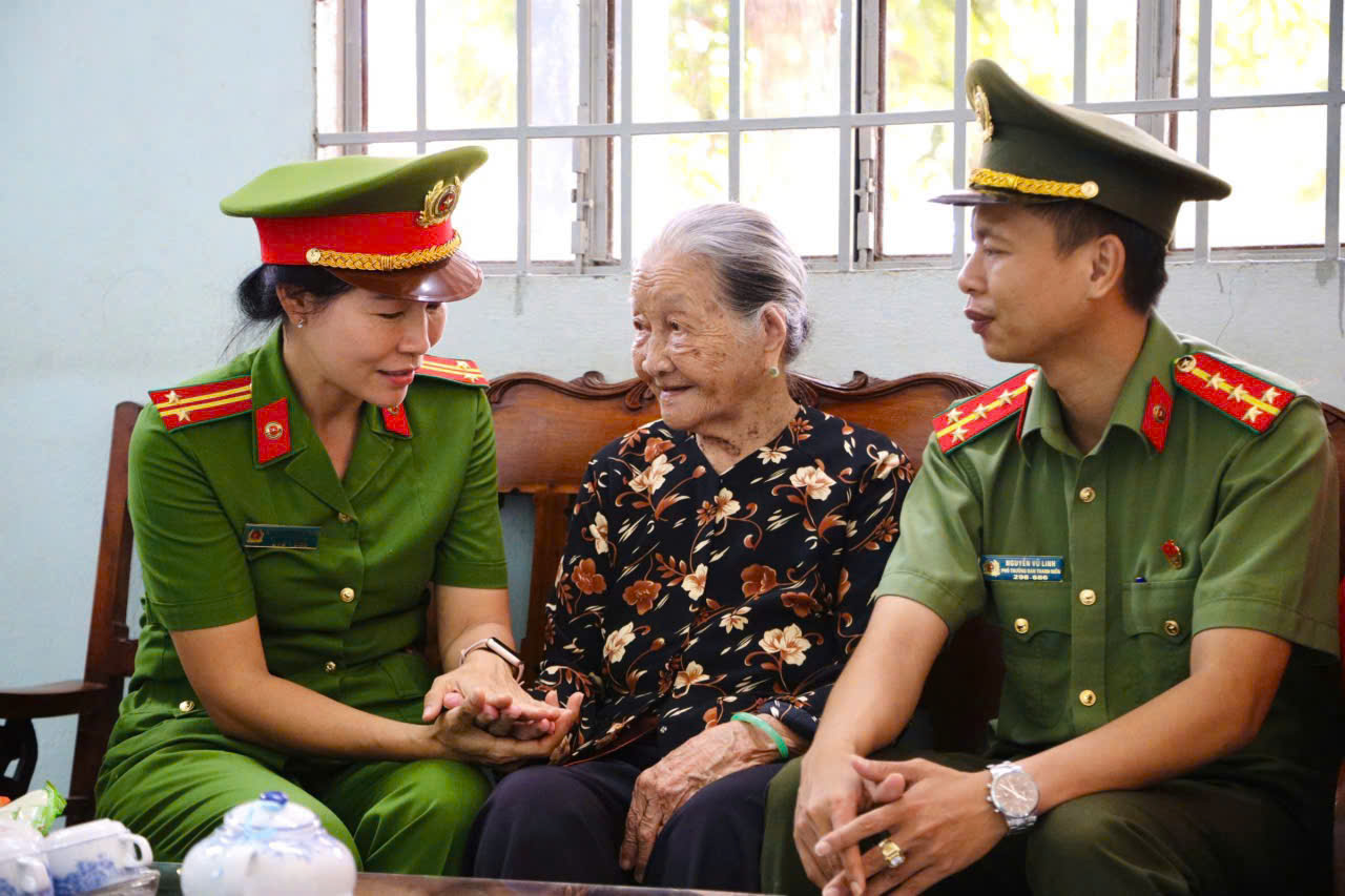 Thắp ngọn nến tri ân, đến với Mẹ Việt Nam anh hùng - Ảnh 2.