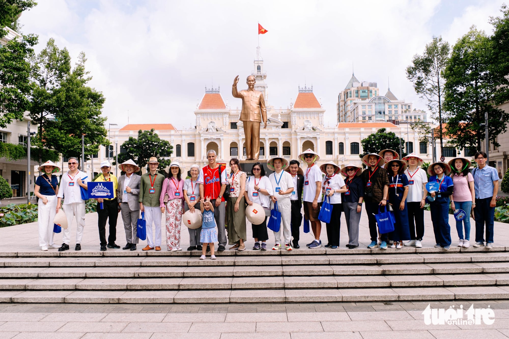 Foreign consuls explore Ho Chi Minh City's iconic landmarks on cultural walking tour- Ảnh 15.
