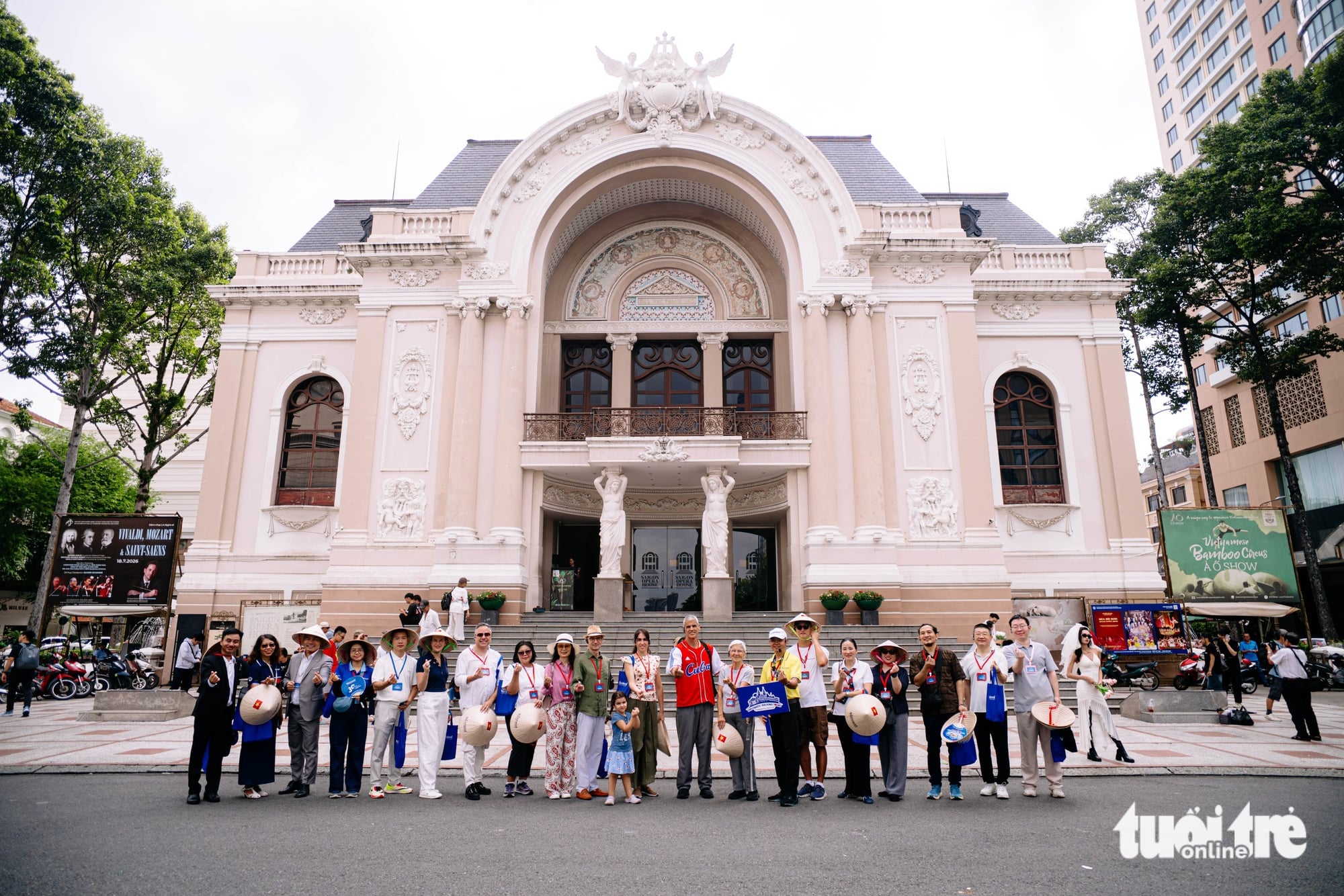 Foreign consuls explore Ho Chi Minh City's iconic landmarks on cultural walking tour- Ảnh 16.