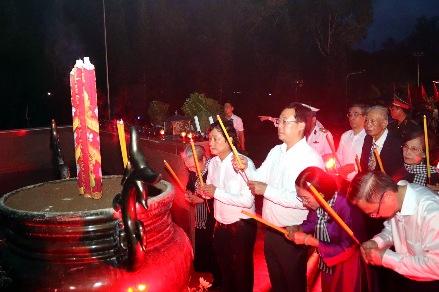 Bí thư Trần Lưu Quang cùng lãnh đạo TP.HCM dâng hương, thắp nến tri ân anh hùng liệt sĩ tại Côn Đảo - Ảnh 3.