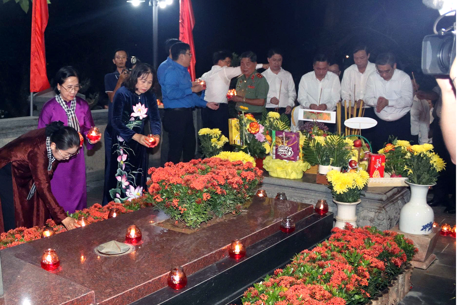 Bí thư Trần Lưu Quang cùng lãnh đạo TP.HCM dâng hương, thắp nến tri ân anh hùng liệt sĩ tại Côn Đảo - Ảnh 7.