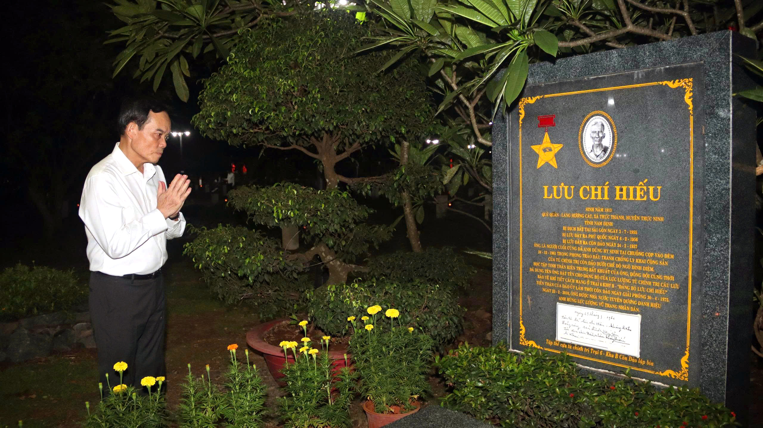 Bí thư Trần Lưu Quang cùng lãnh đạo TP.HCM dâng hương, thắp nến tri ân anh hùng liệt sĩ tại Côn Đảo - Ảnh 6.