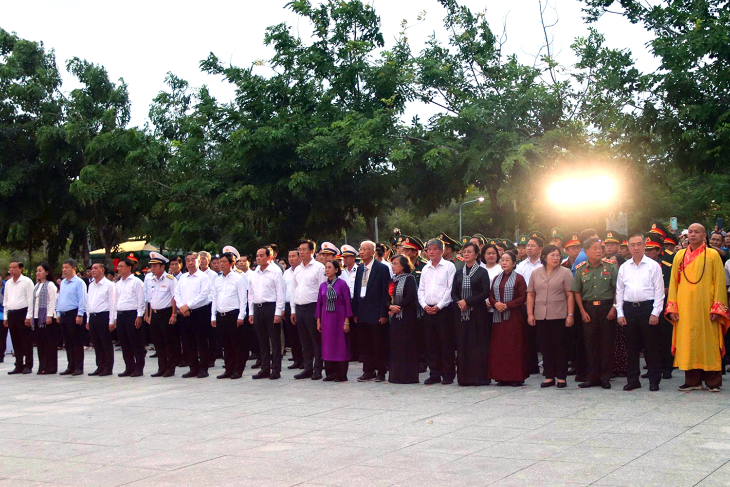 Bí thư Trần Lưu Quang cùng lãnh đạo TP.HCM dâng hương, thắp nến tri ân anh hùng liệt sĩ tại Côn Đảo - Ảnh 4.