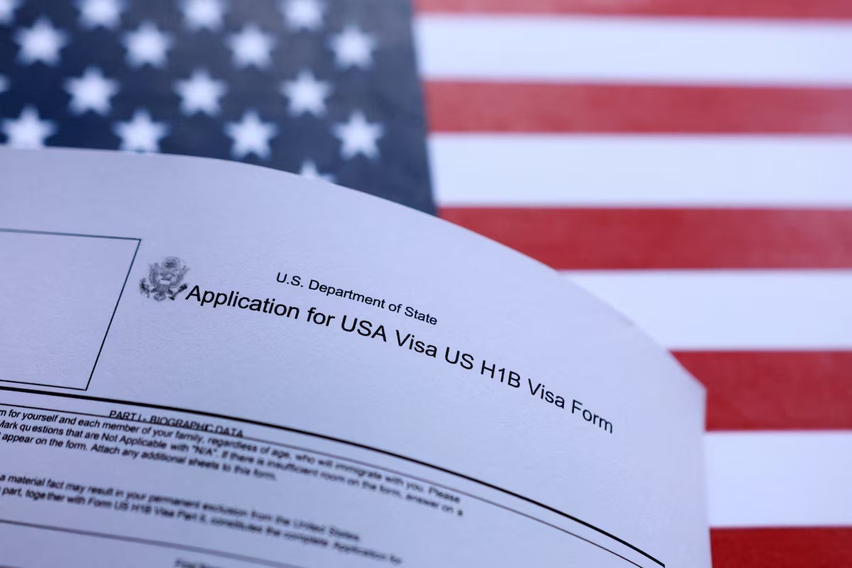 Mỹ đề xuất tăng phí visa H-1B lên hơn 100.000 USD - Ảnh 1.