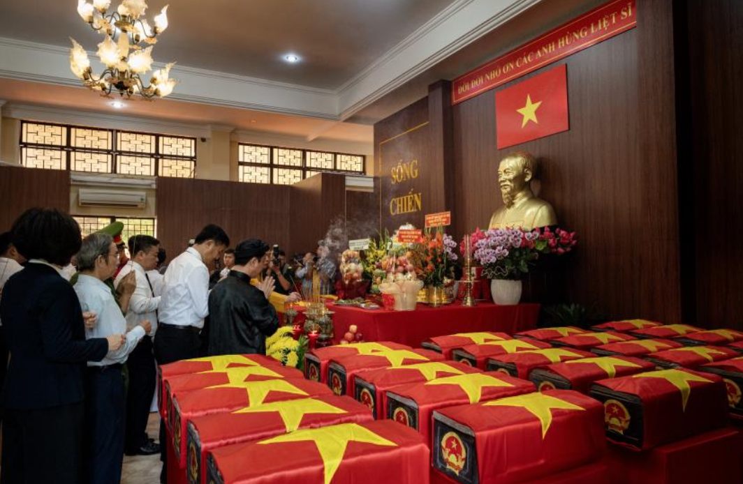 Triển lãm ảnh Con người và cuộc sống dành không gian tri ân tháng 7 - Ảnh 2.