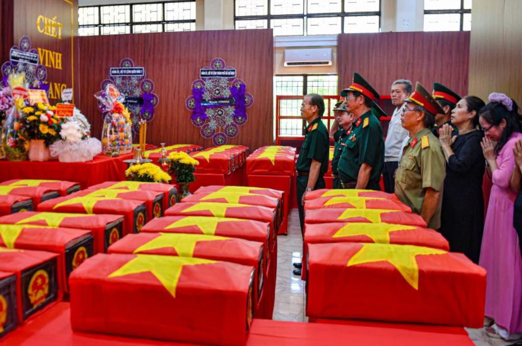 Triển lãm ảnh Con người và cuộc sống dành không gian tri ân tháng 7 - Ảnh 4.