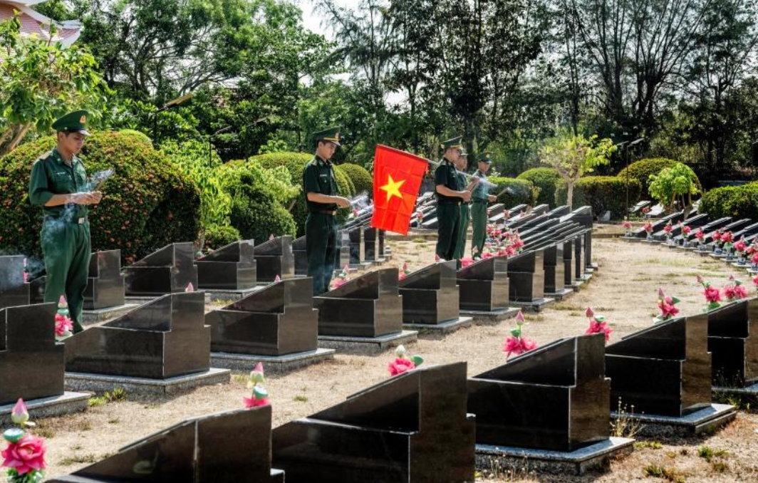 Triển lãm ảnh Con người và cuộc sống dành không gian tri ân tháng 7 - Ảnh 3.
