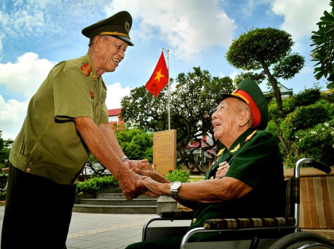 Triển lãm ảnh Con người và cuộc sống dành không gian tri ân tháng 7 - Ảnh 5.