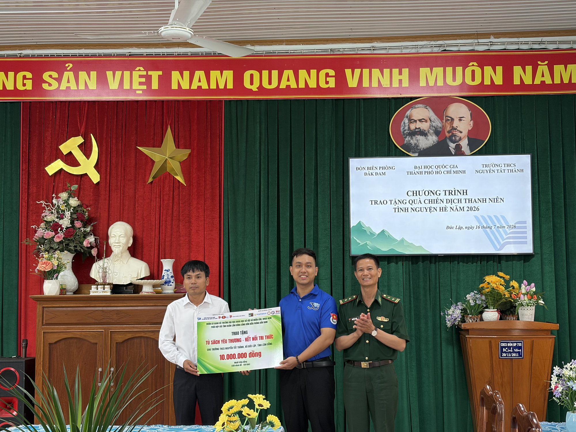 Quân trang xanh - Ảnh 2.