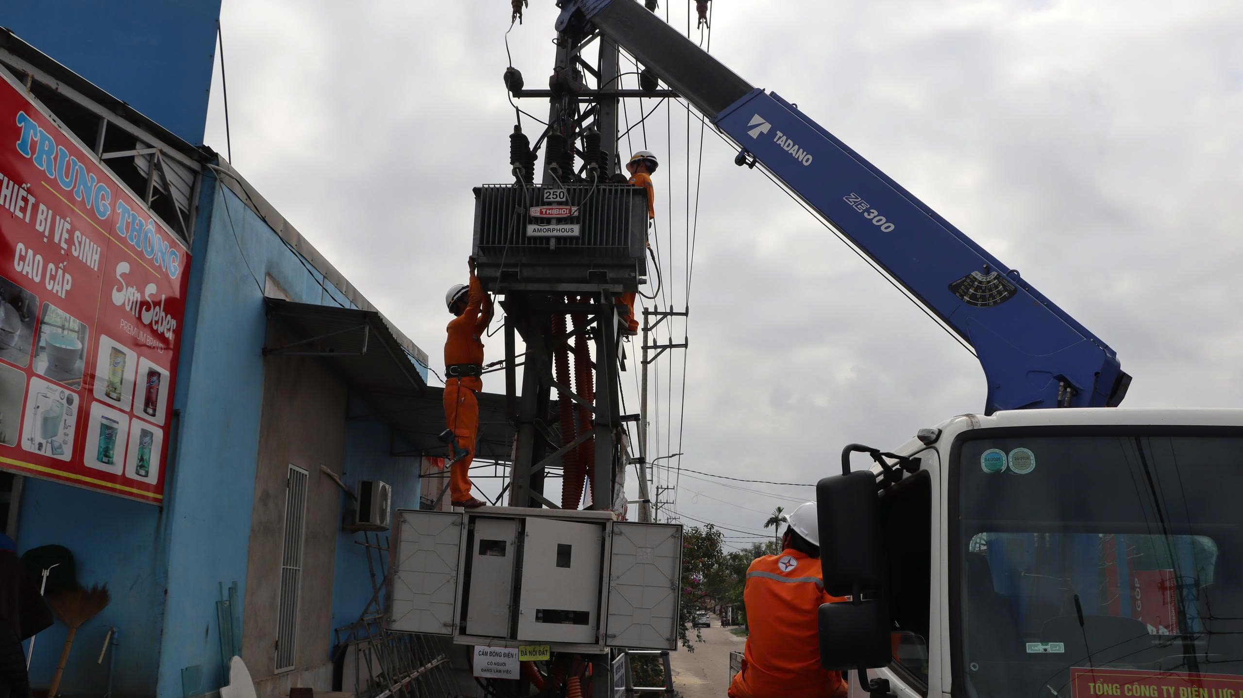 PC Quảng Trị triển khai giải pháp chống quá tải lưới điện mùa nắng nóng - Ảnh 3.