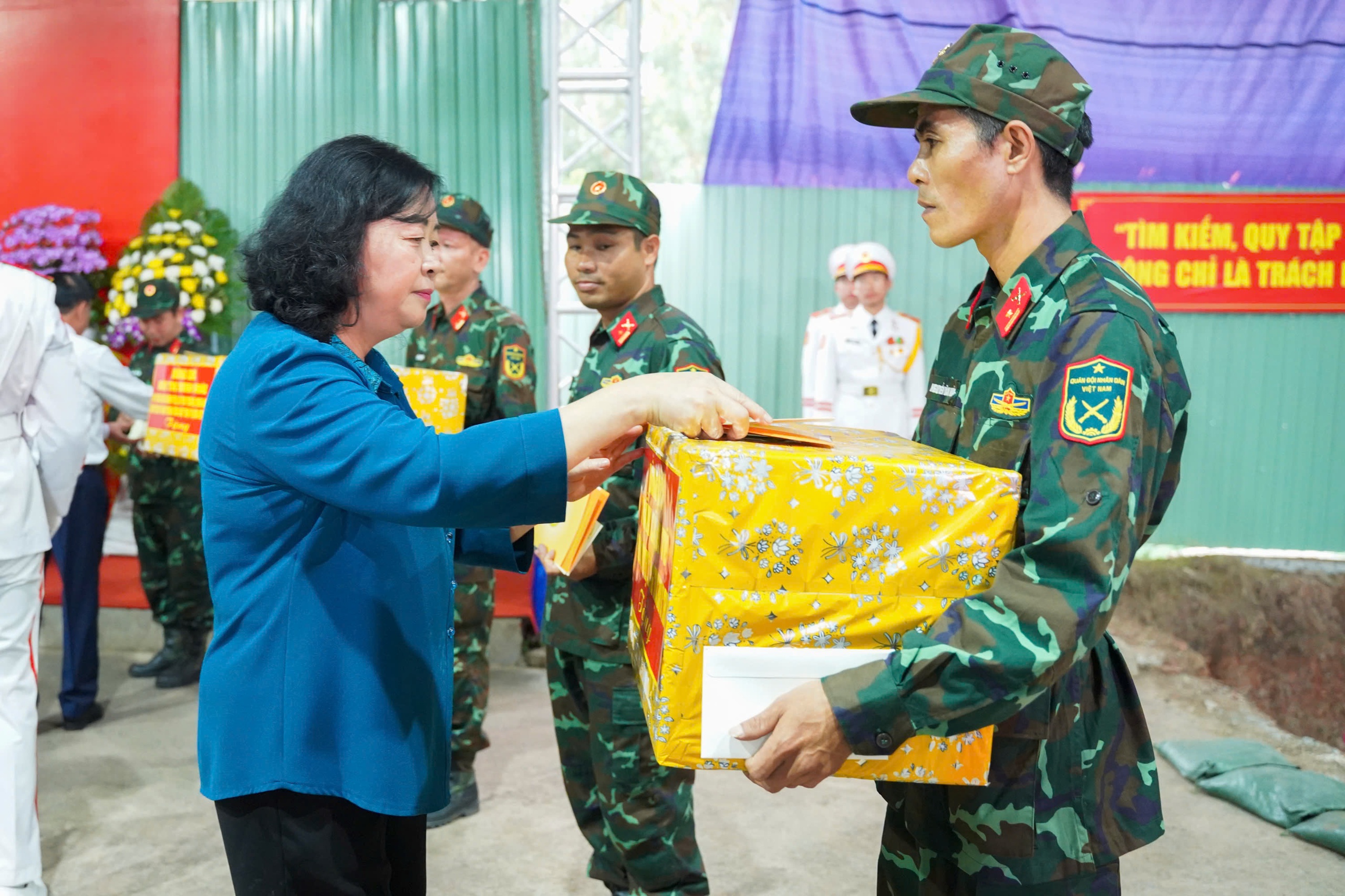 Chủ tịch Quốc hội Trần Thanh Mẫn dâng hương anh hùng liệt sĩ tại công viên Lê Thị Riêng - Ảnh 7.
