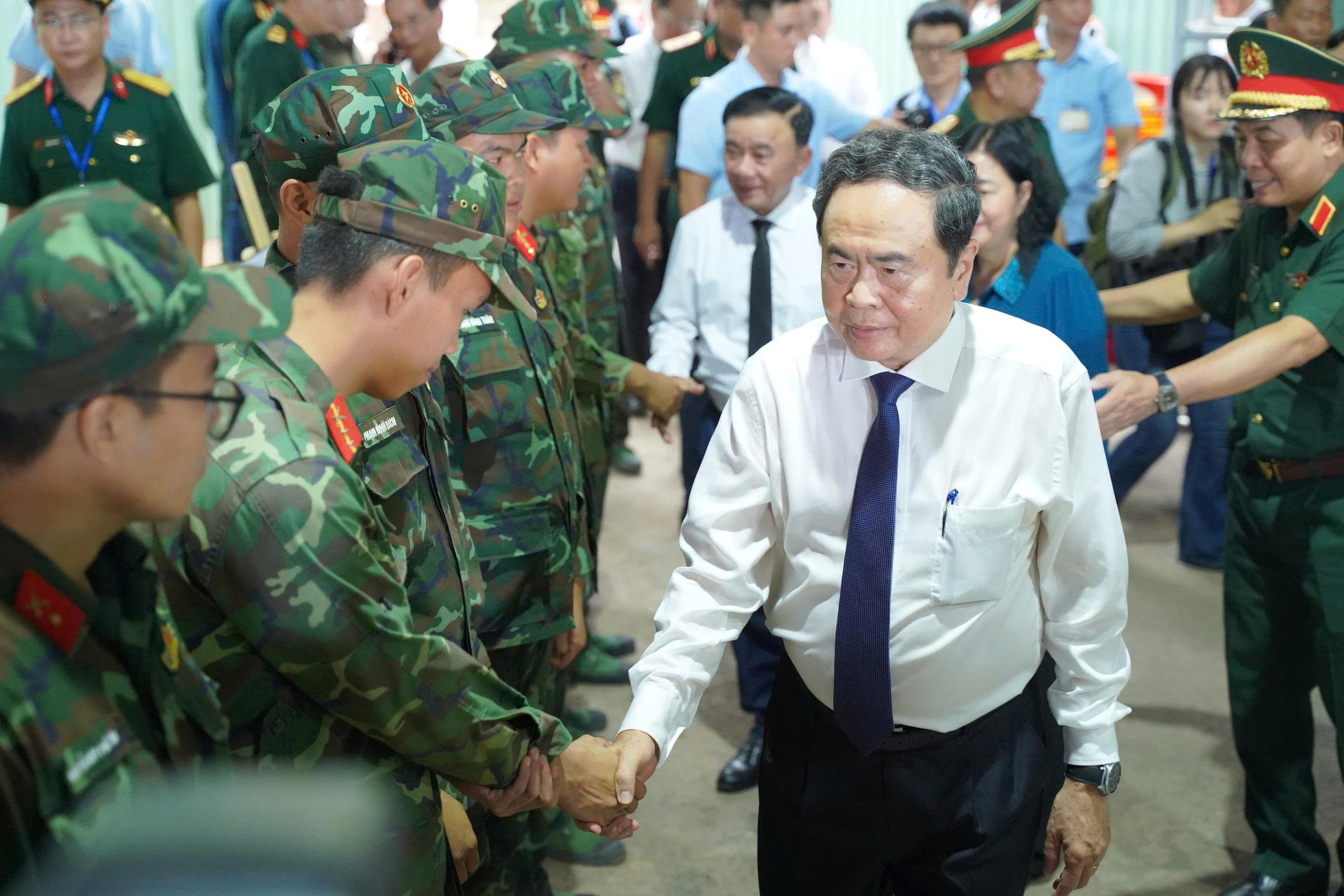 Chủ tịch Quốc hội Trần Thanh Mẫn dâng hương anh hùng liệt sĩ tại công viên Lê Thị Riêng - Ảnh 5.