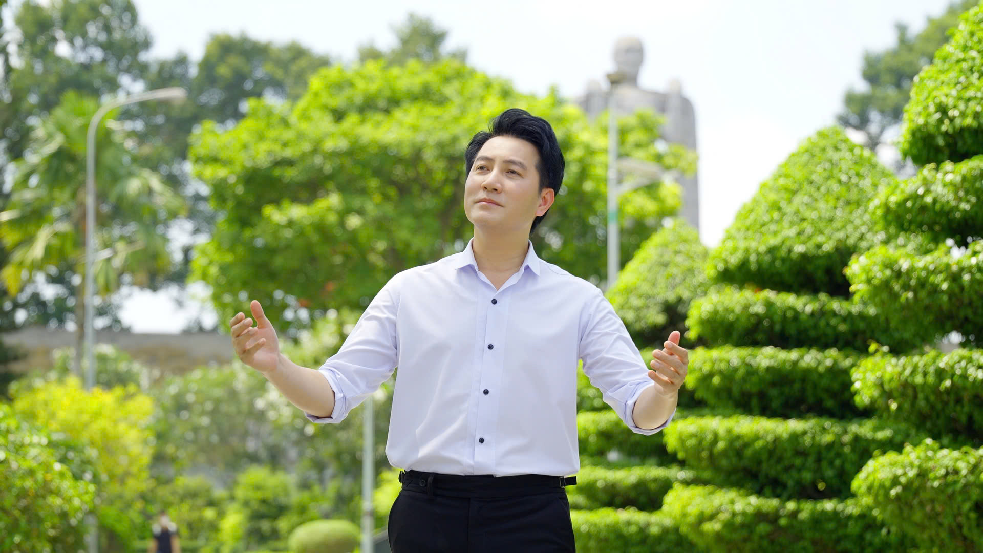 Nguyễn Phi Hùng nghẹn lòng hát 'Đón anh về' tri ân anh hùng liệt sĩ - Ảnh 1.
