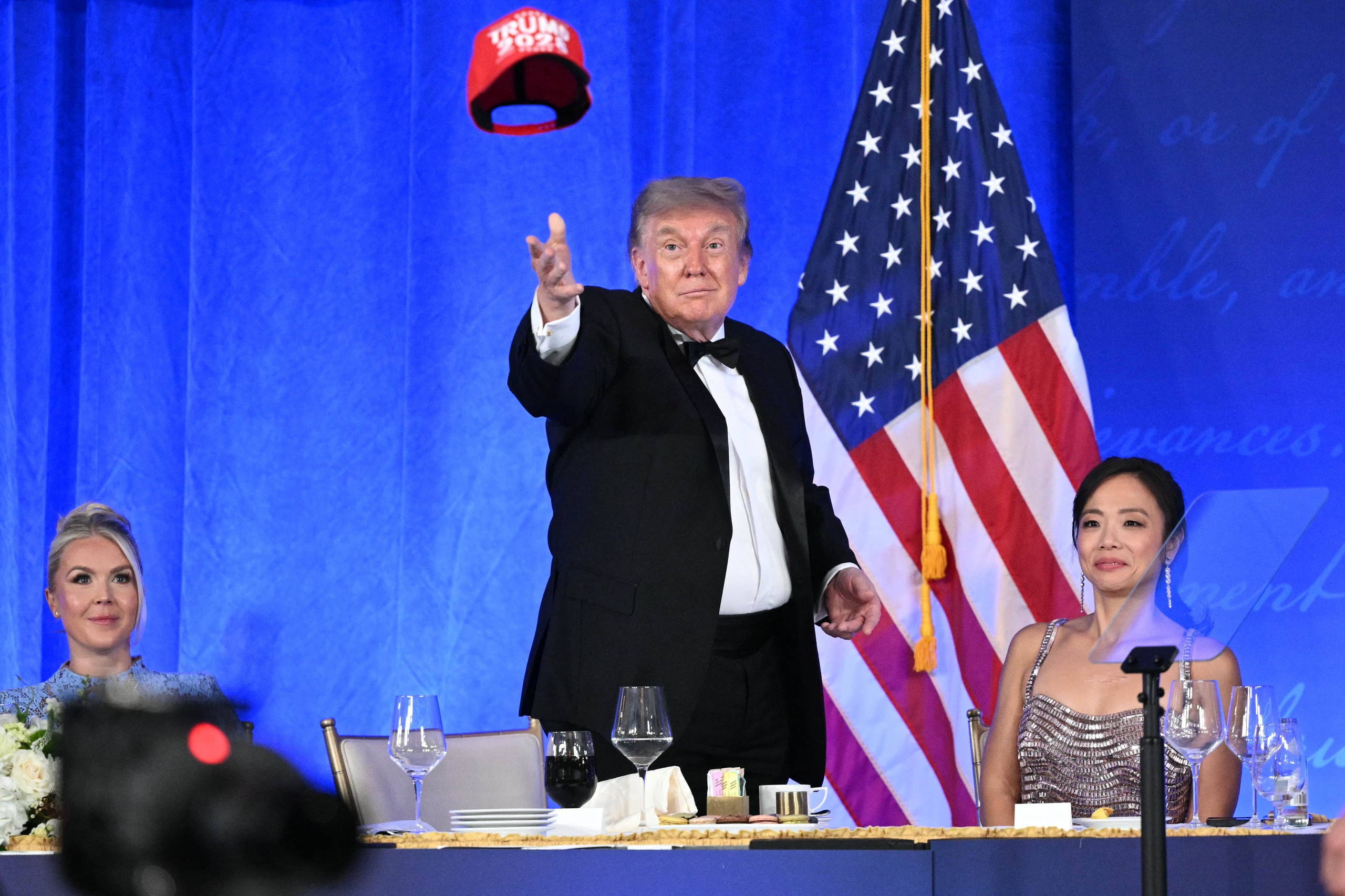 Ông Trump biến tiệc báo chí thành 'sân khấu' công kích các đối thủ - Ảnh 1.