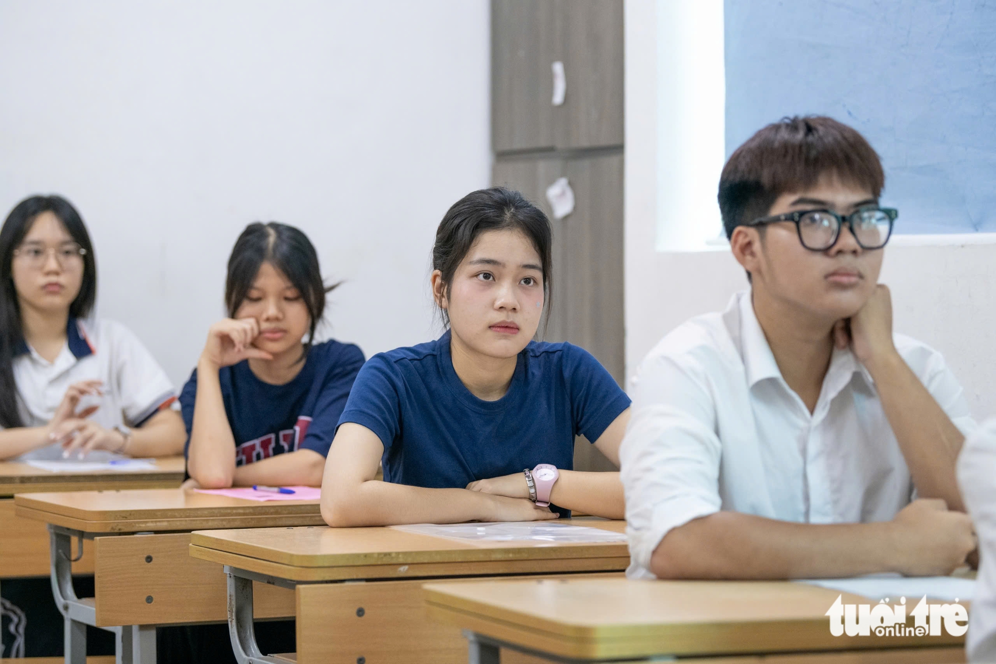 Bộ GD-ĐT: Tính toán chia kỳ thi tốt nghiệp THPT thành nhiều đợt trong năm, có bài thi tổng hợp - Ảnh 1.