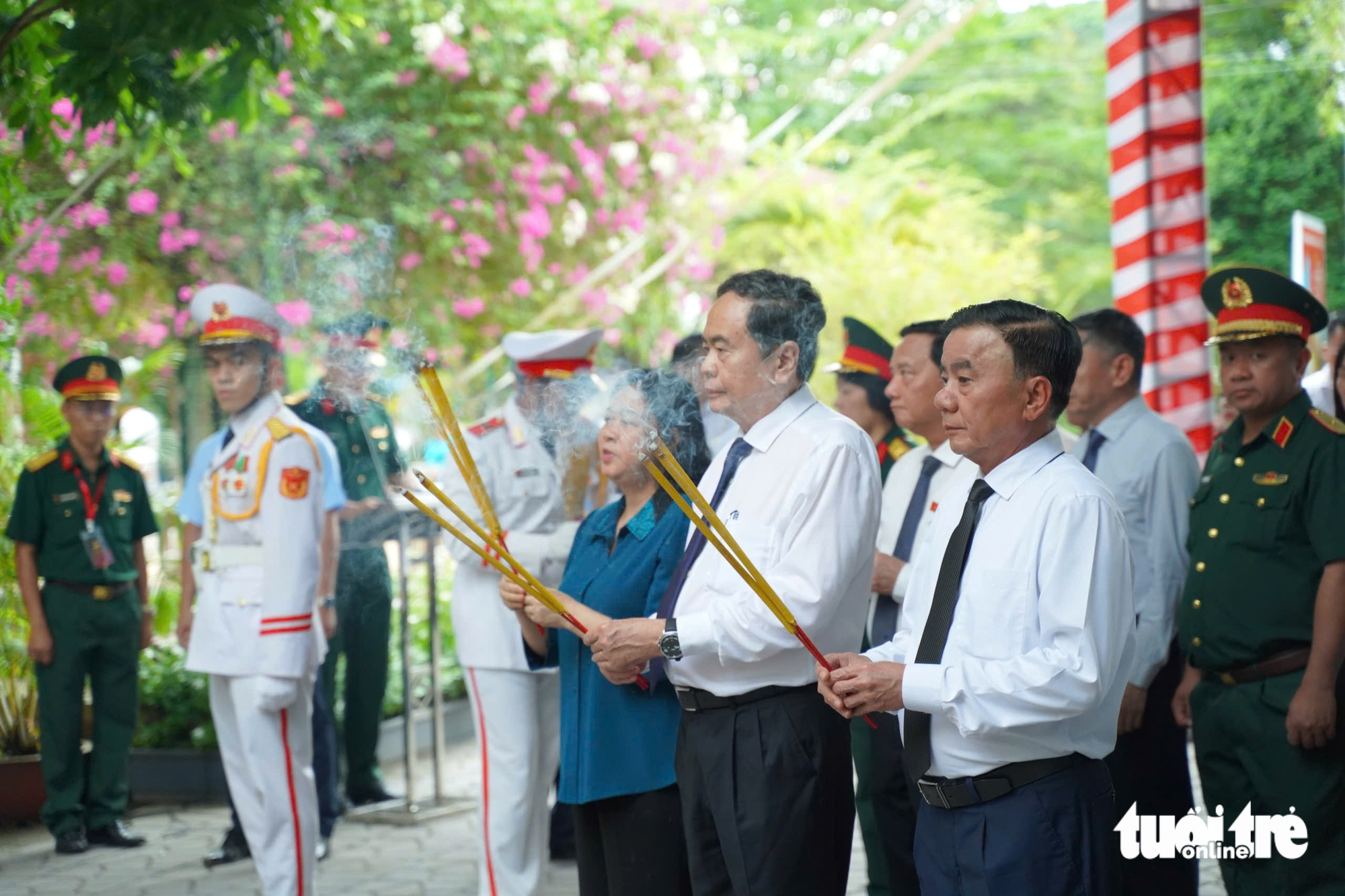 Chủ tịch Quốc hội Trần Thanh Mẫn dâng hương anh hùng liệt sĩ tại công viên Lê Thị Riêng - Ảnh 4.
