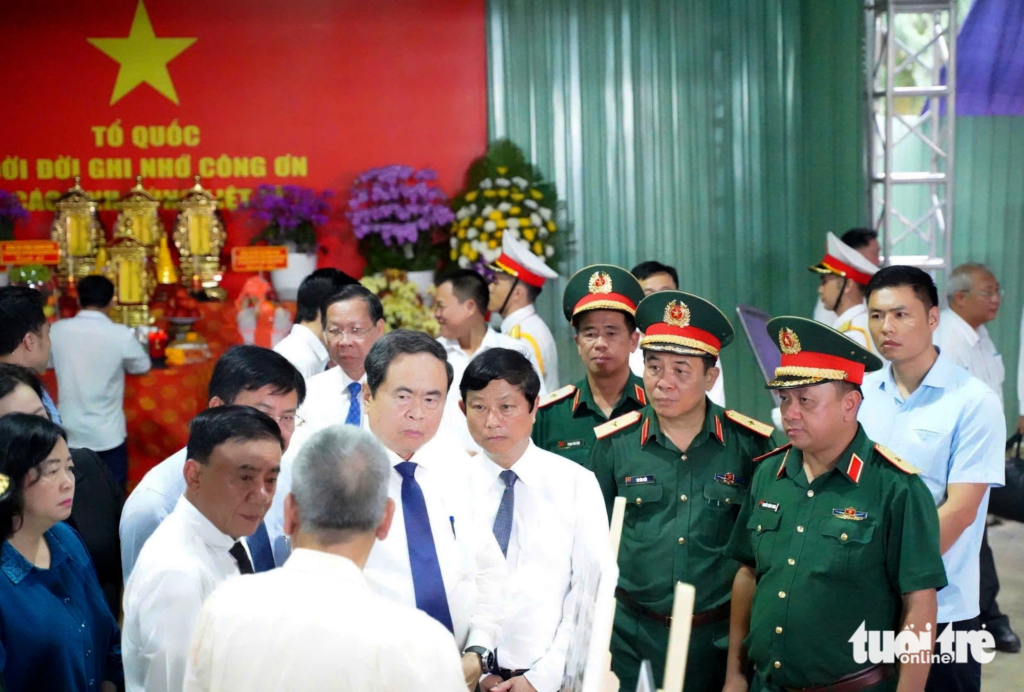 Chủ tịch Quốc hội Trần Thanh Mẫn dâng hương anh hùng liệt sĩ tại công viên Lê Thị Riêng - Ảnh 9.