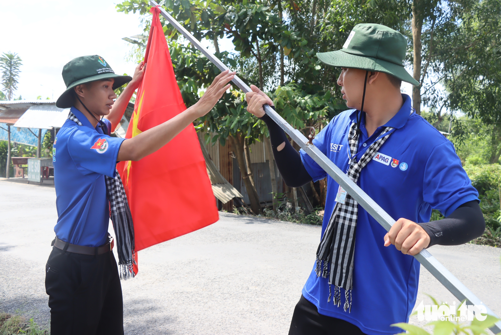 Mùa hè rực rỡ, ở lại trong tim người dân là màu áo xanh tình nguyện - Ảnh 1.