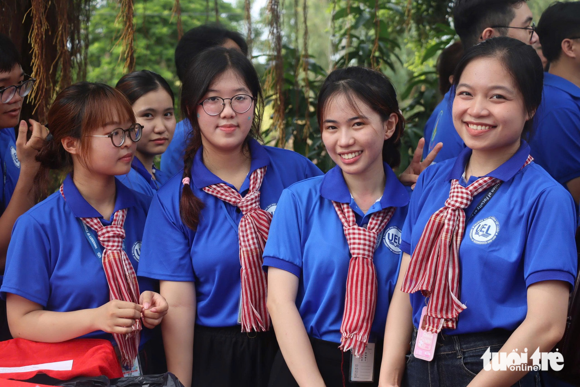 Mùa hè rực rỡ, ở lại trong tim người dân là màu áo xanh tình nguyện - Ảnh 5.