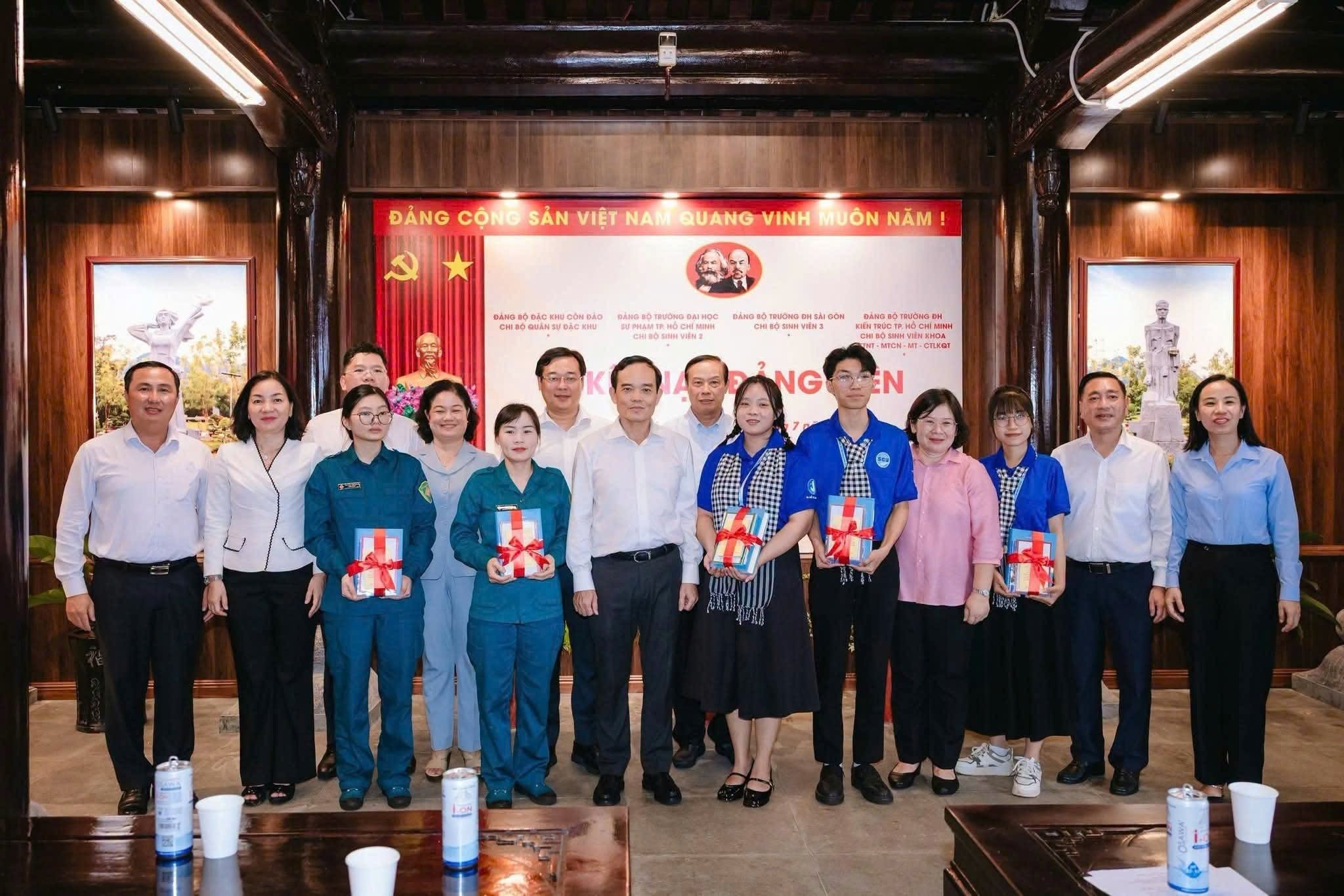 Kết nạp 5 đảng viên là chiến sĩ tình nguyện hè tại đặc khu Côn Đảo - Ảnh 7.