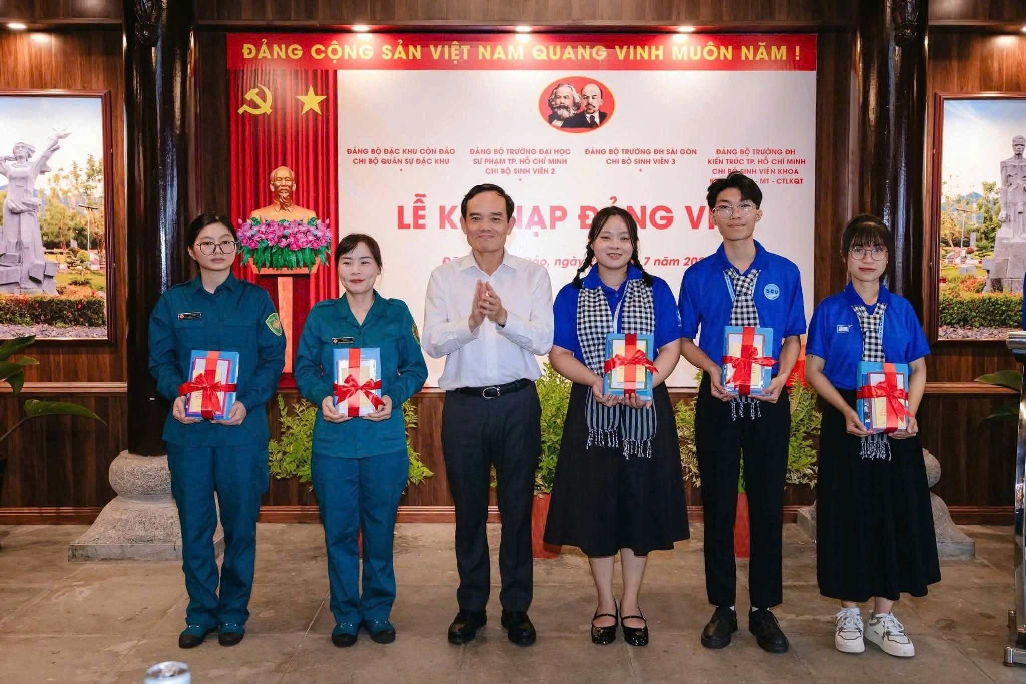 Kết nạp 5 đảng viên là chiến sĩ tình nguyện hè tại đặc khu Côn Đảo - Ảnh 5.