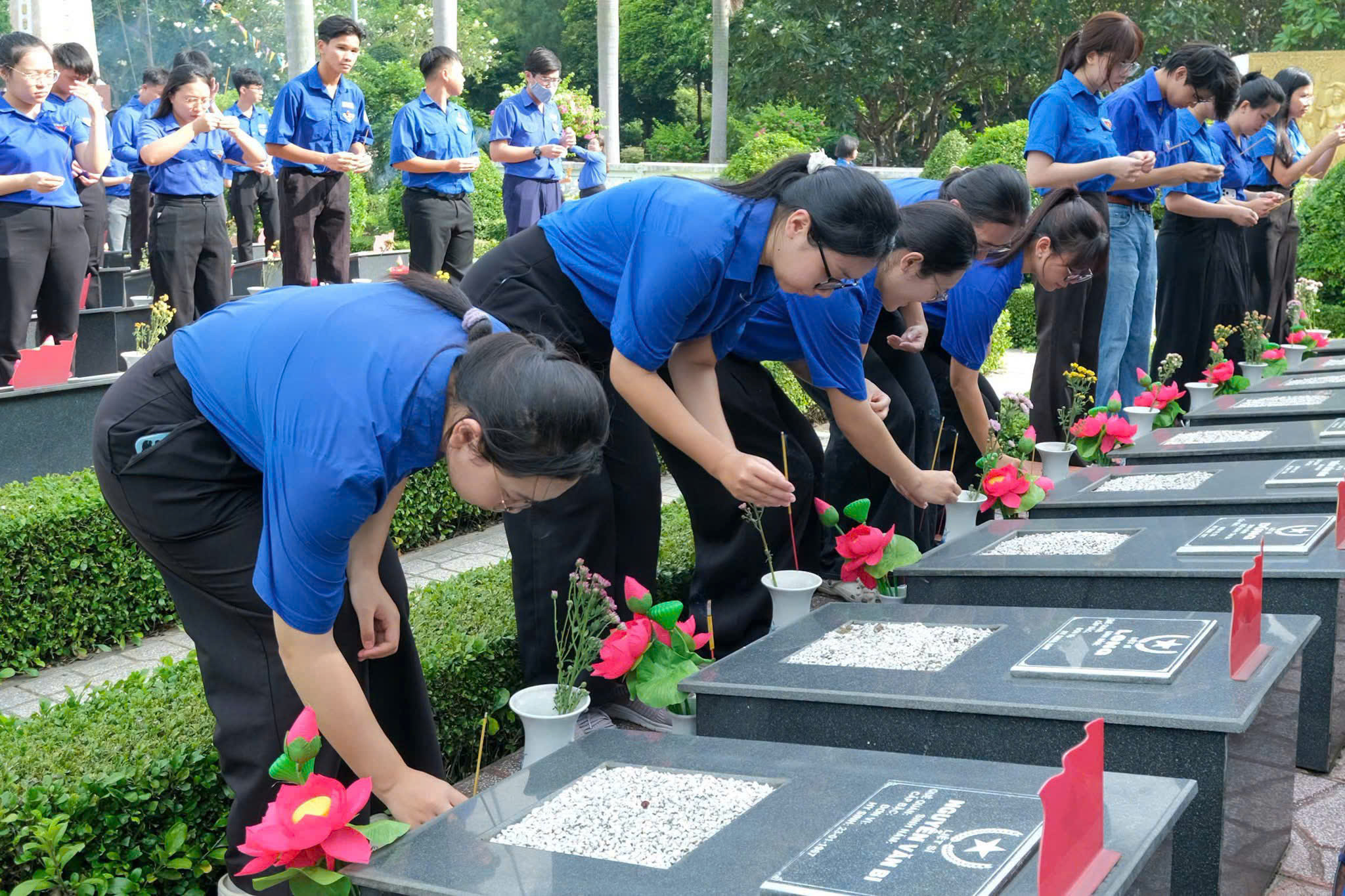 Ngày cao điểm 'Uống nước nhớ nguồn' - người trẻ hướng đến kỷ niệm 79 năm Ngày Thương binh – Liêt sĩ - Ảnh 1.