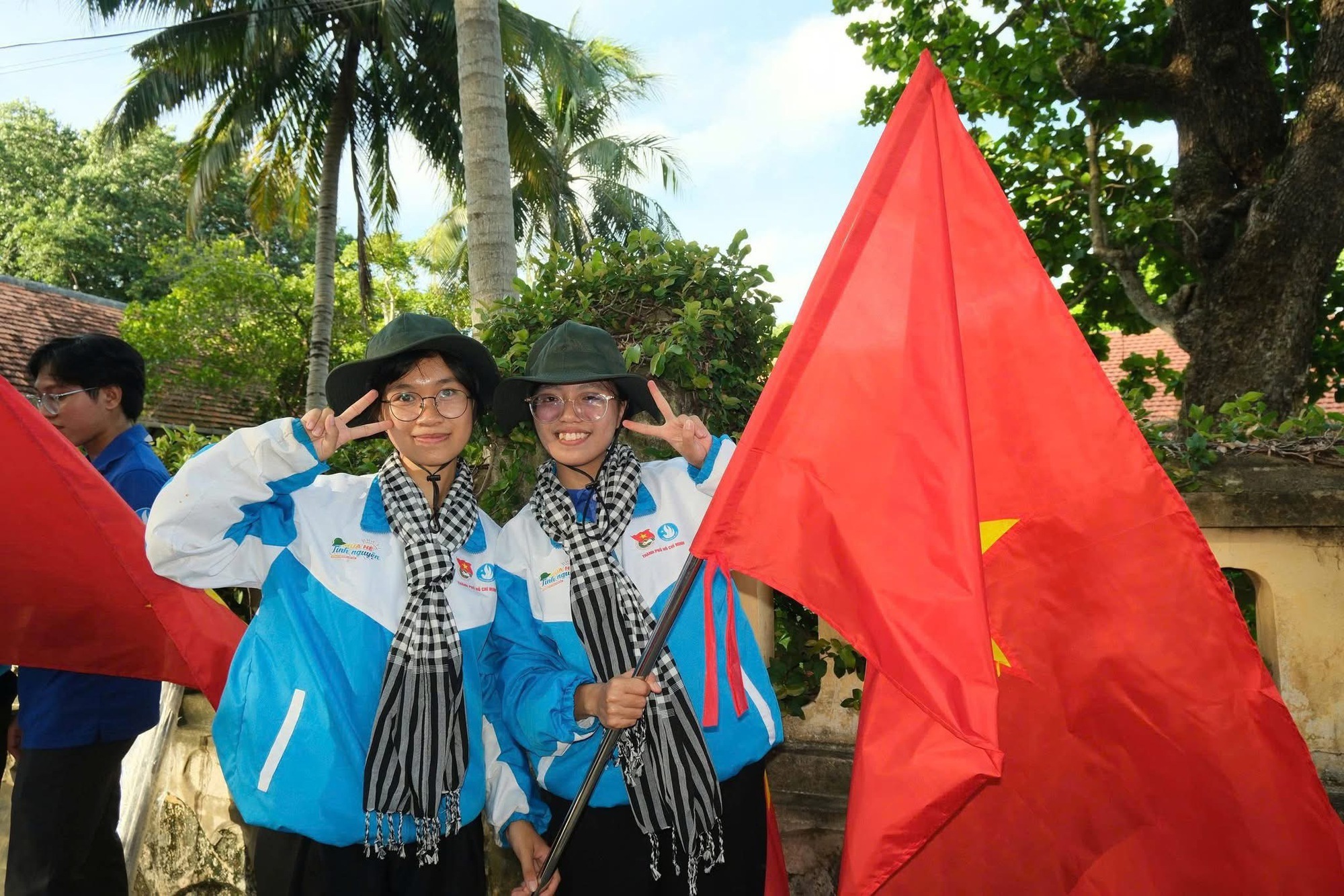 Mùa hè rực rỡ, ở lại trong tim người dân là màu áo xanh tình nguyện - Ảnh 6.