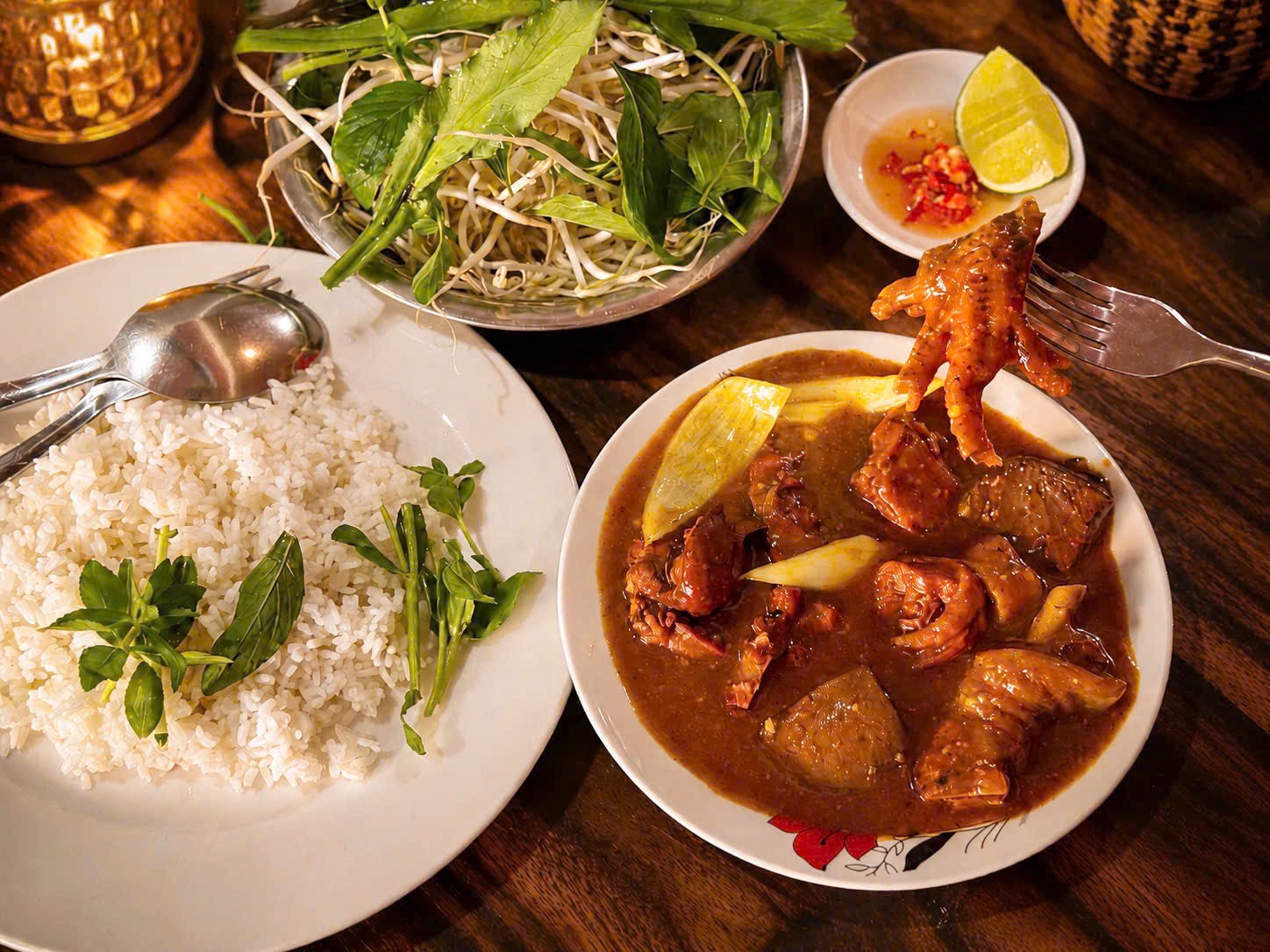 ‘Anh ơi! Mai em xuống Sóc Trăng, nhớ dặn quán chừa em dĩa cà ri gà, có chân đã rút xương’ - Ảnh 2.