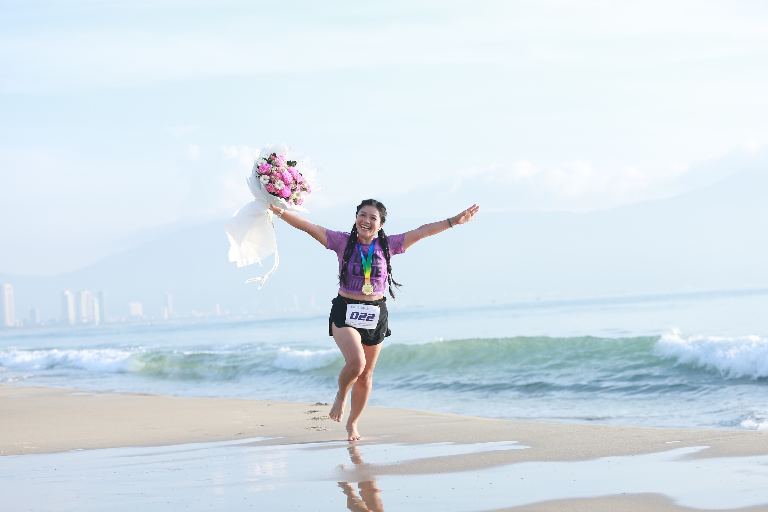 Gần 2.000 người cùng chạy chân trần, ngắm bình minh tuyệt đẹp trên biển Đà Nẵng - Ảnh 1.