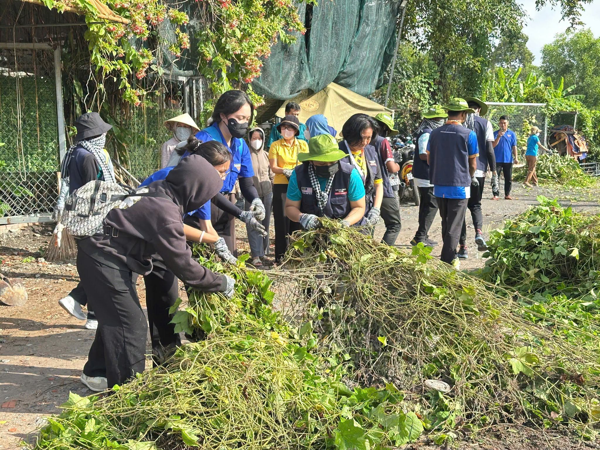 Ngày cao điểm 'Uống nước nhớ nguồn' - người trẻ hướng đến kỷ niệm 79 năm Ngày Thương binh – Liêt sĩ - Ảnh 3.