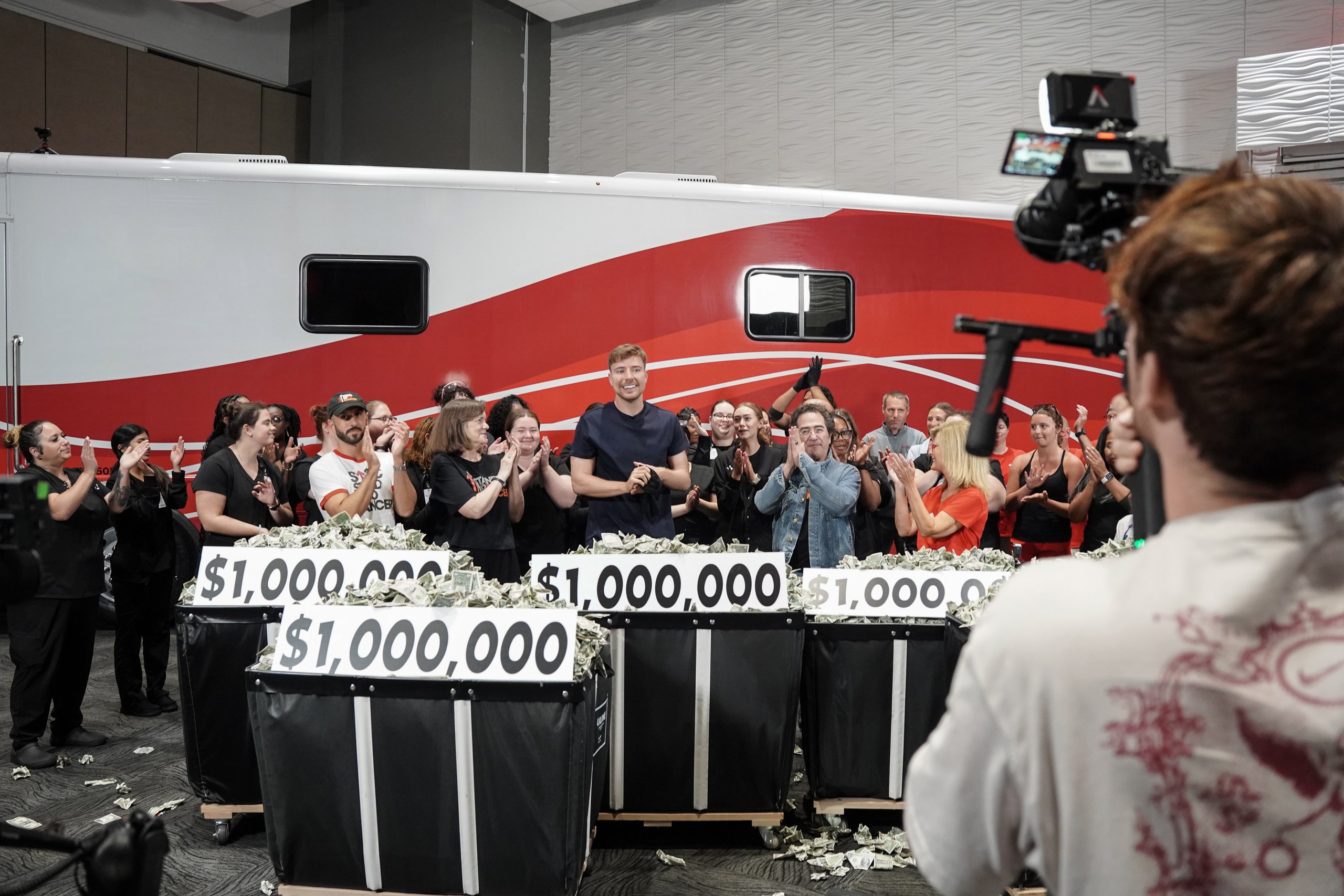 MrBeast khởi động chiến dịch hỗ trợ trẻ em mắc ung thư cùng LeBron James - Ảnh 3.