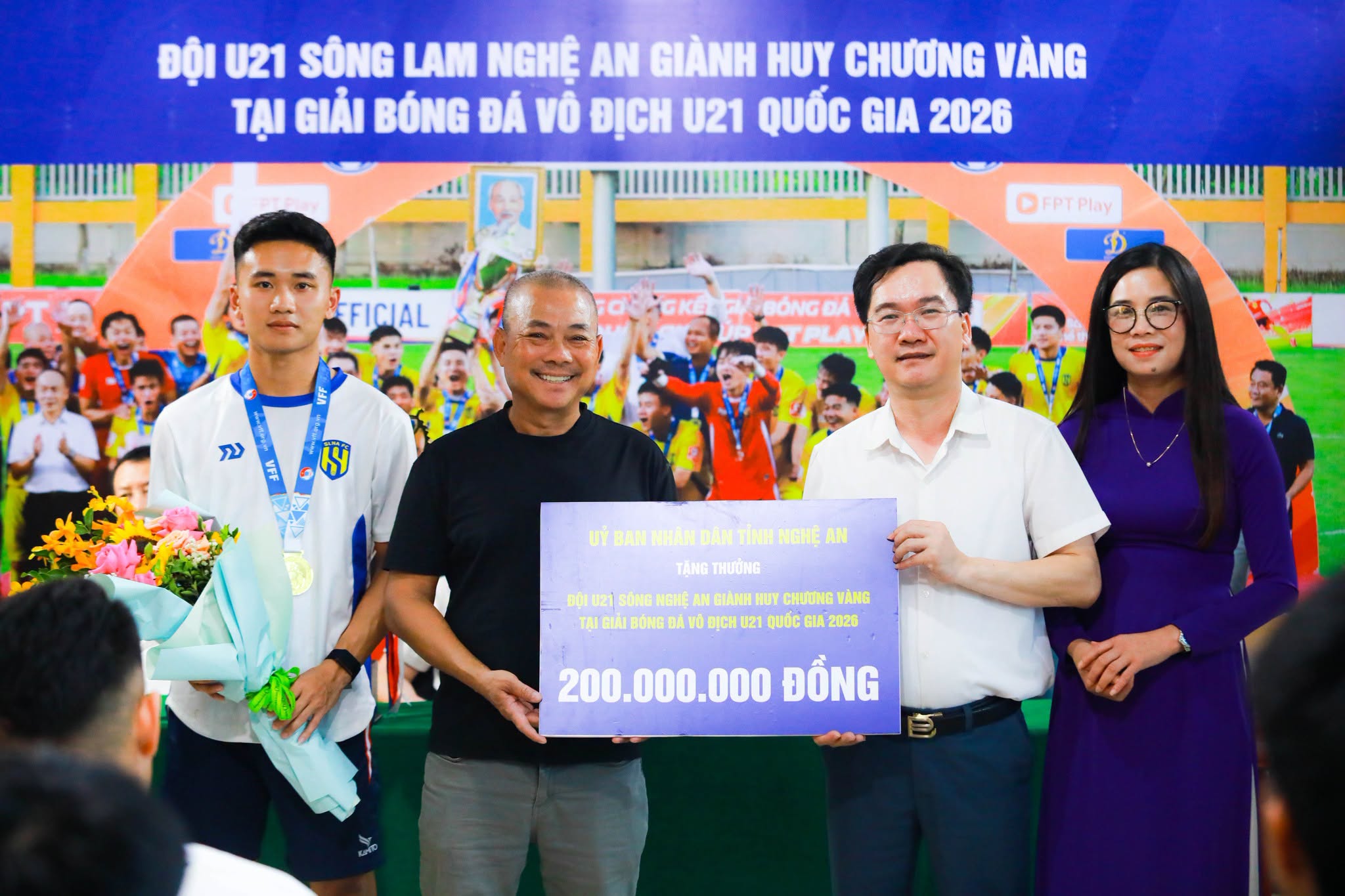 Nghệ An thưởng 200 triệu đồng cho U21 Sông Lam Nghệ An - Ảnh 1.