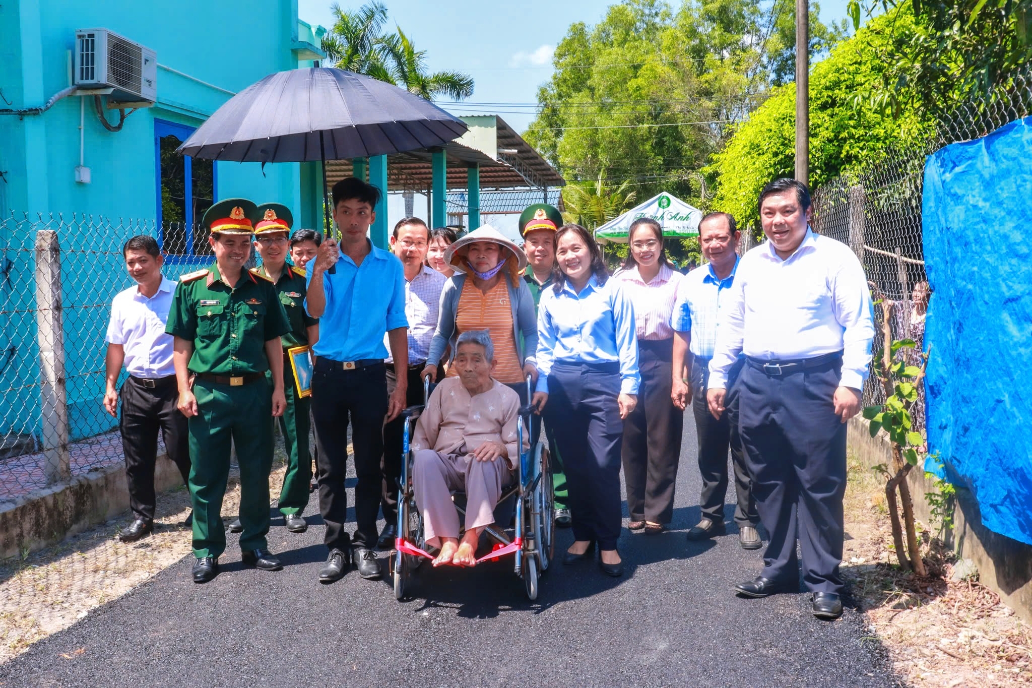 Nhựa hóa hẻm vào nhà Mẹ Việt Nam Anh hùng Nguyễn Thị Bún: Dấu ấn đẹp của tình đoàn kết quân - dân - Ảnh 2.