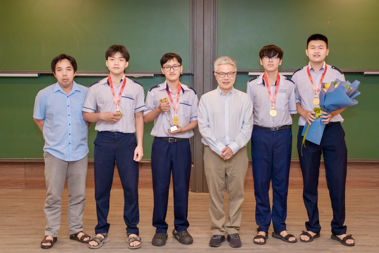 Chủ tịch tỉnh Đắk Lắk khen thưởng đội tuyển giành giải Nhất Mô hình hóa Toán học Việt Nam - Ảnh 2.
