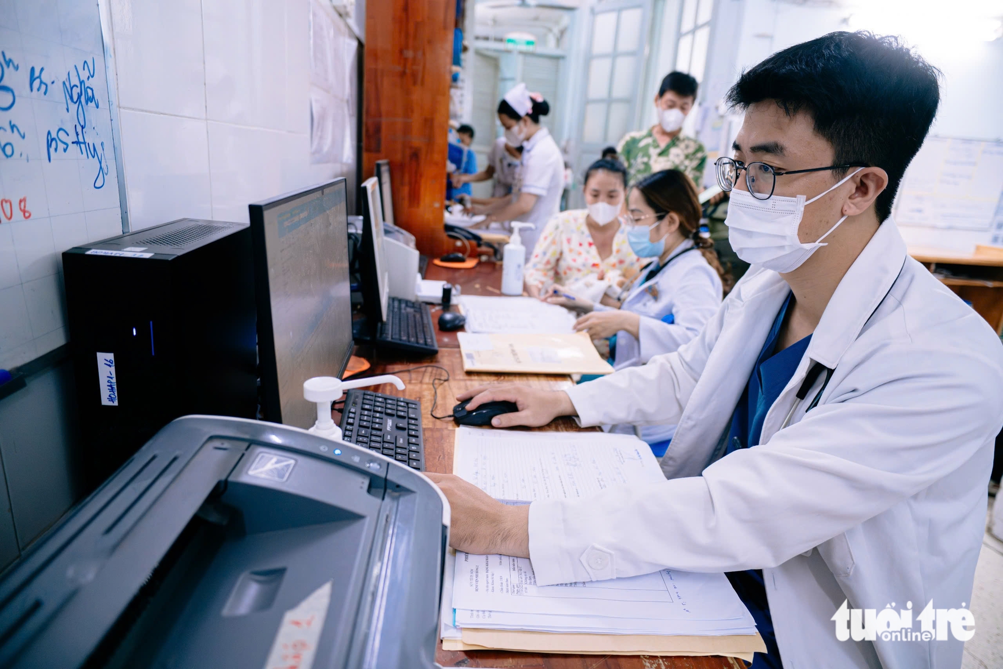 Bác sĩ nội trú:  - Ảnh 1.